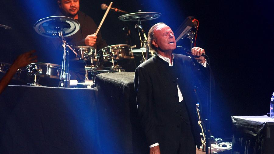 O cantor Julio Iglesias se apresenta em San Jaun, em Porto Rico - Gladys Vega/WireImage