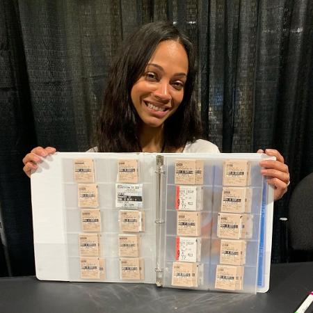 A atriz Zoe Saldana mostra os ingressos de Agustin Alanis - Instagram/Reproduçaõ - Instagram/Reproduçaõ