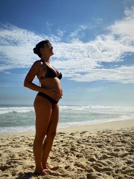 Giselle Itié exibe barrigão na praia - Reprodução/Instagram