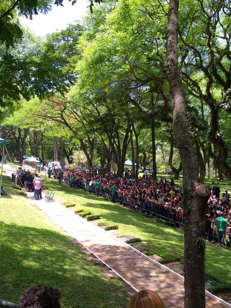 Fãs esperam no cemitério Gethsêmani o enterro de Gugu - Paulo Pacheco/UOL - Paulo Pacheco/UOL