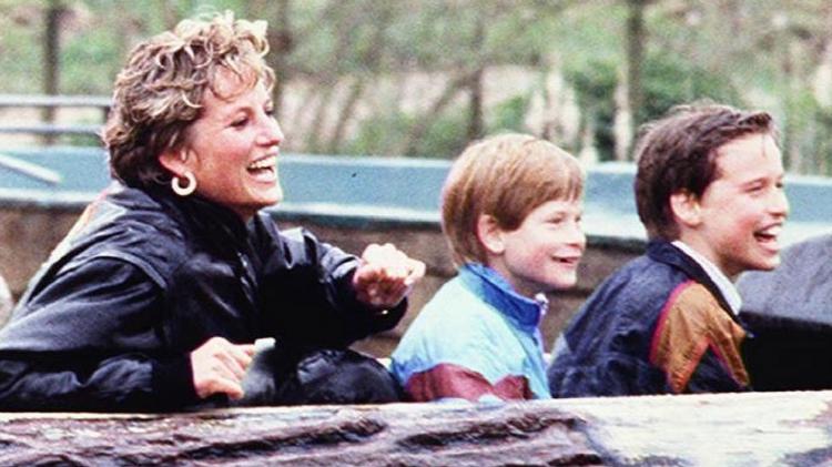 Harry com a mãe e o irmão em uma viagem a Thorpe Park em 1993 - PA - PA