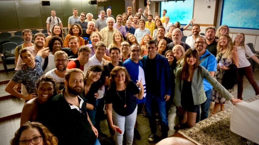 Parte do elenco e da equipe do "Zorra" com Melhem (de paletó azul) na primeira reunião de 2020 - Reprodução
