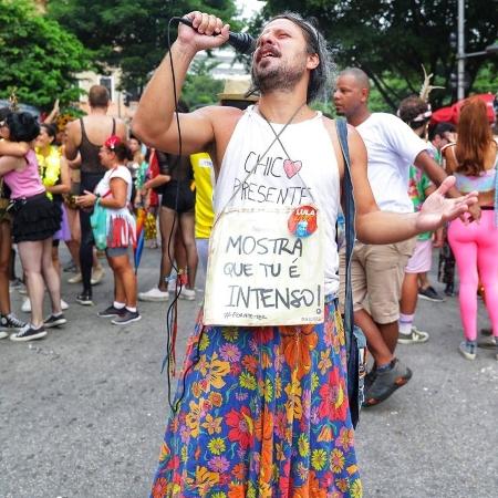 Luiz Felipe Soares fantasiado de Maria Bethânia - Luciola Villela/UOL