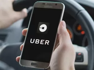 Uber: Parlamentares pedem apuração por preços altos após falhas no metrô