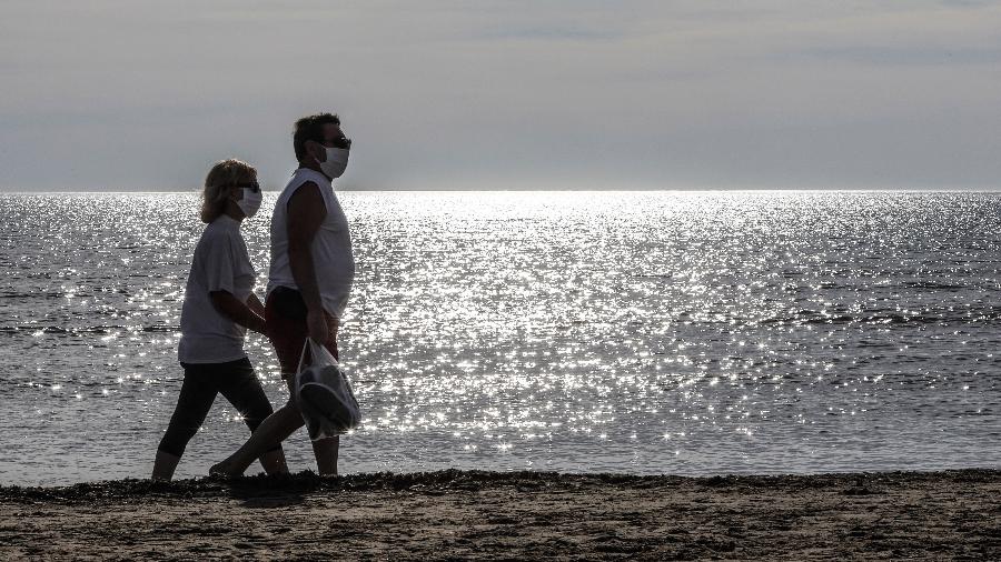 Casal passeia na praia, em Valência, na Espanha, no dia 2: atividade será oficialmente permitida na fase 3 do "desconfinamento" - Getty Images
