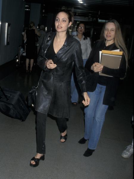 04.08.1998 - Angelina Jolie com a mãe, Marcheline Bertrand, passam por aeroporto em Los Angeles (EUA) - Ron Galella Collection via Getty Images
