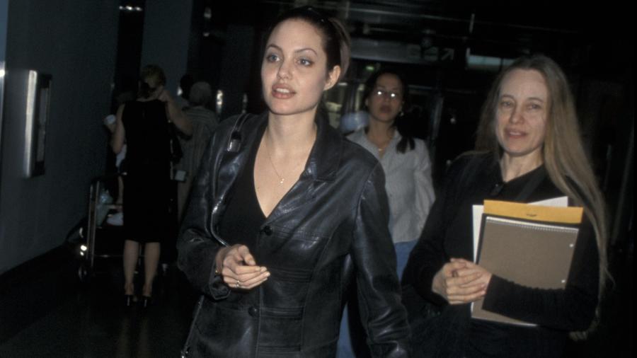 04.08.1998 - Angelina Jolie com a mãe, Marcheline Bertrand, em Los Angeles (EUA)