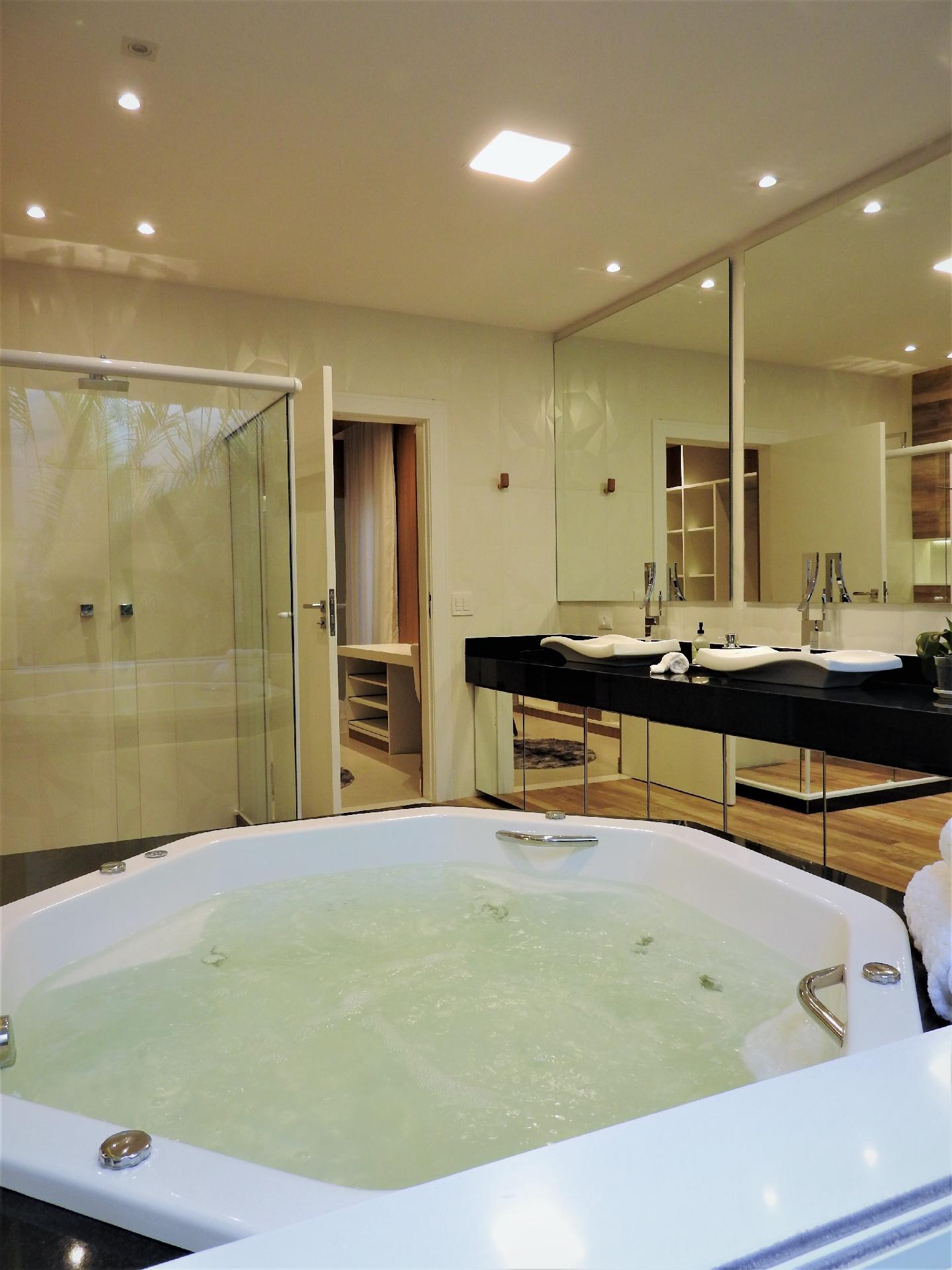 Banheira tem uma hidromassagem - Divulgação