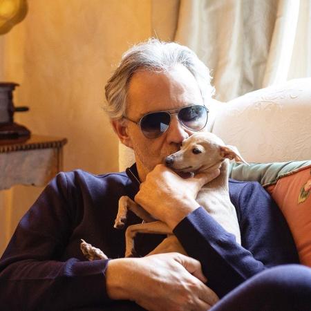 Andrea Bocelli e sua cachorrinha - Reprodução/Instagram