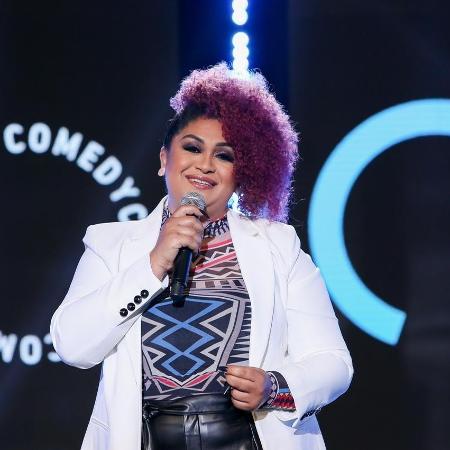 Niny Magalhães é humorista e faz stand up comedy sobre questões femininas.