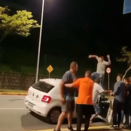 Equipe de afiliada da RecordTV é agredida ao cobrir confusão em bar em Joinville - Reprodução - Reprodução