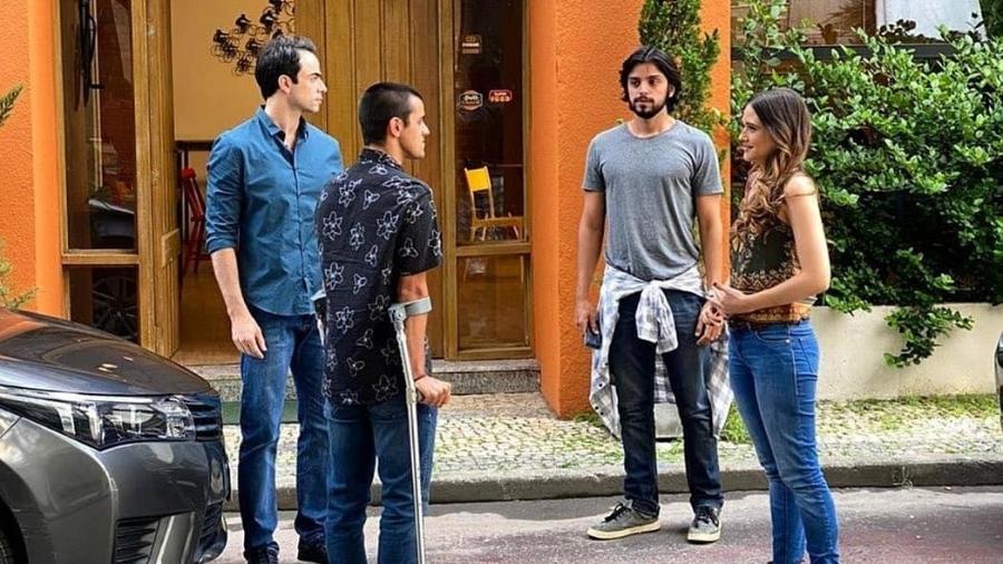 Felipe Simas, Juliana Paiva e Rodrigo Simas se encontram em cena  - Globo/Raphael Coqueiro