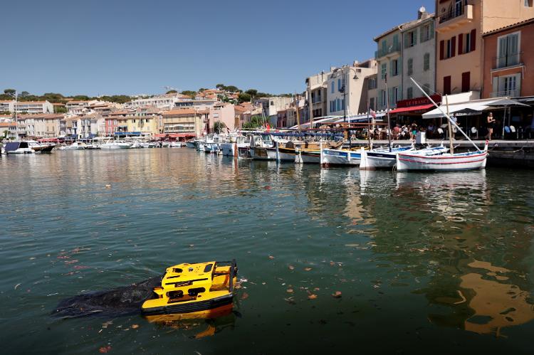 Jellyfishbot, the robot that eats marine litter in Cassis, France - REUTERS / Noemie Olive ORG - REUTERS / Noemie Olive ORG