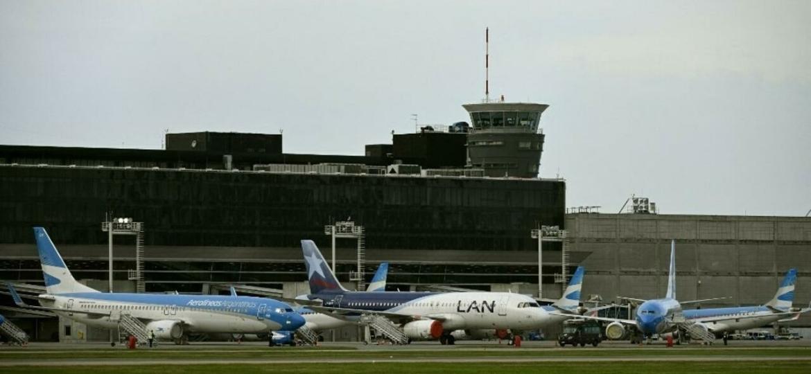 Aviões estacionados no aeroporto internacional de Buenos Aires, em 17 de junho de 2020. Desde o começo da pandemia de Covid-19, quatro companhias aéreas deixaram a Argentina definitivamente, enquanto outras seis suspenderam todos os voos - AFP