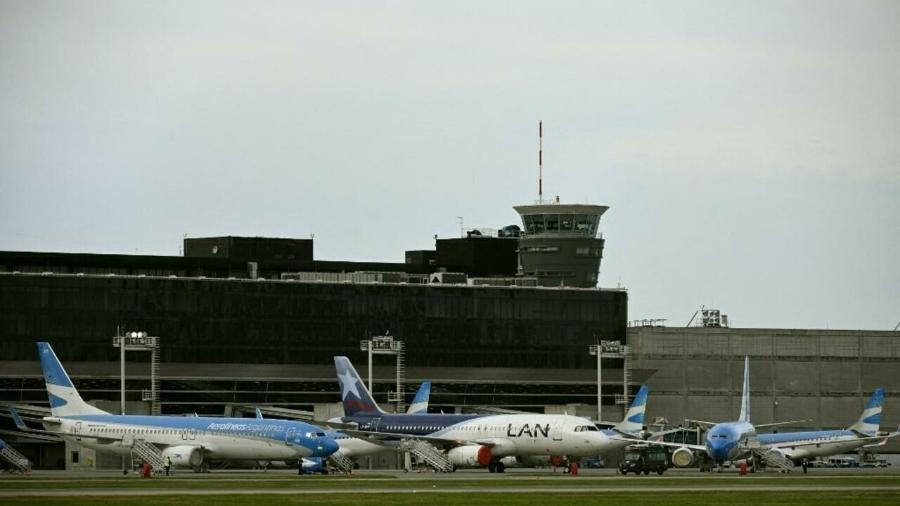 Aviões estacionados no aeroporto internacional de Buenos Aires, em 17 de junho de 2020