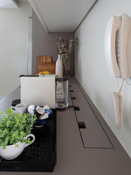 Móvel personalizado com tomadas internas facilita processo - Júlia Ribeiro - Júlia Ribeiro