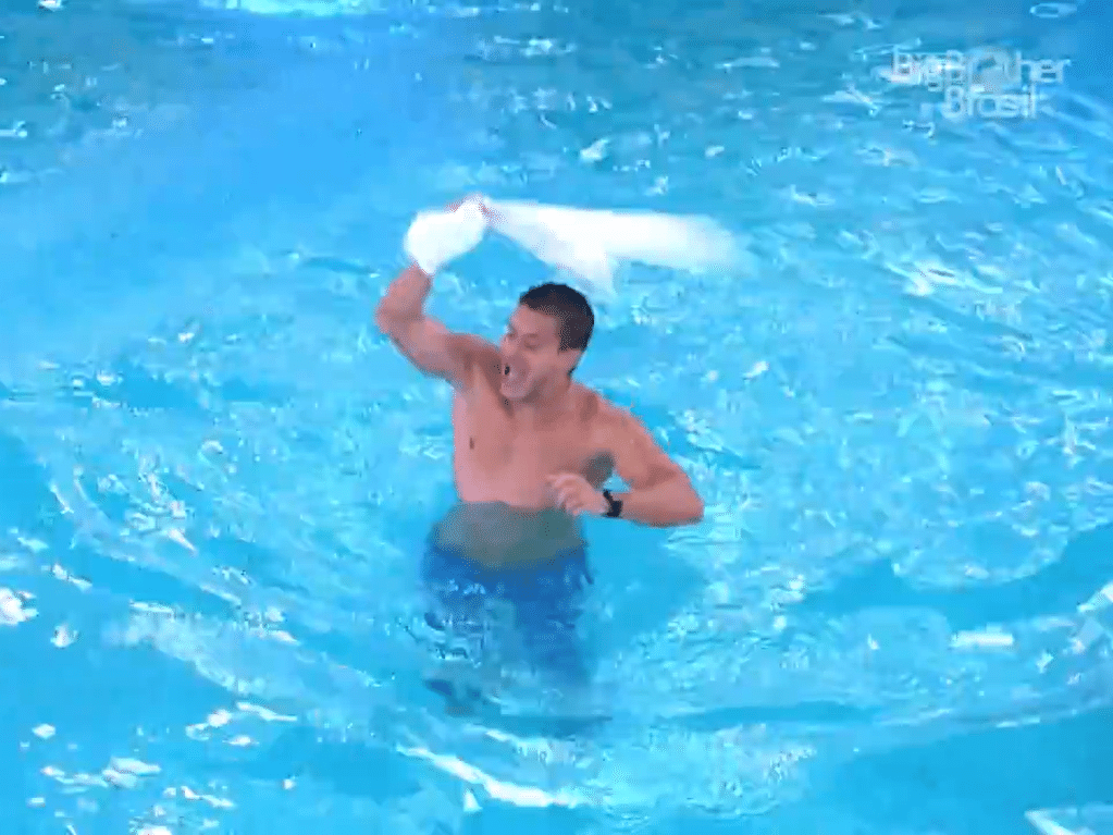 'Eu não vou embora', canta Arthur comemorando a permanência no 'BBB 22'