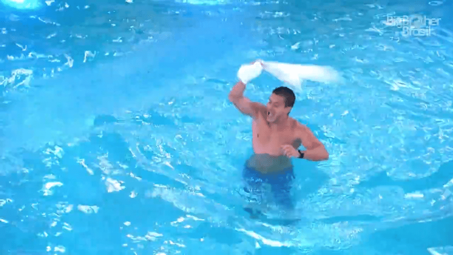 BBB 22: Arthur comemora permanência na piscina - Reprodução: Globoplay