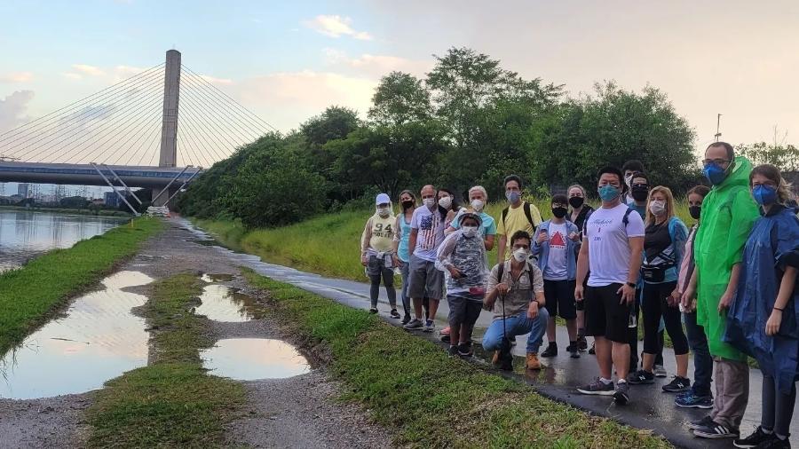 Na margem do Rio Pinheiros, grupo faz trilha  - Instituto Trilhas