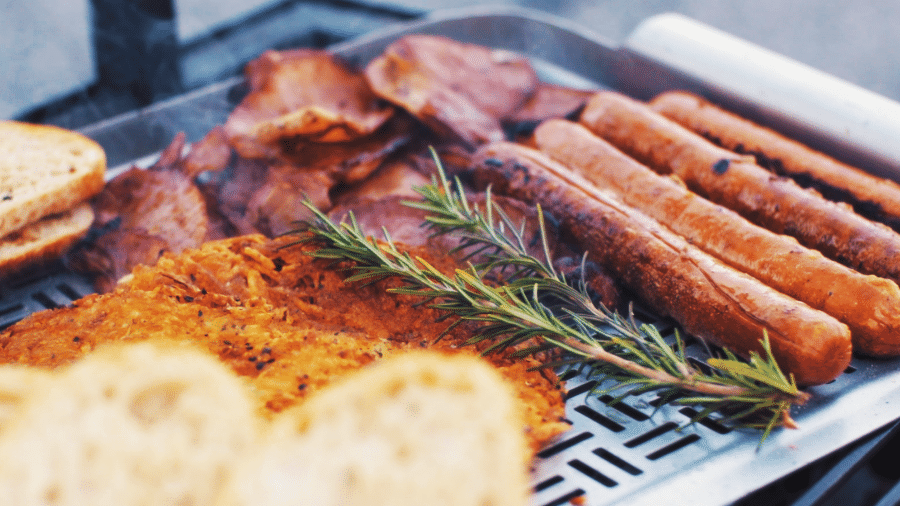 Lanche típico gaúcho, xis é gigante cheio de sabor. Prove receitas