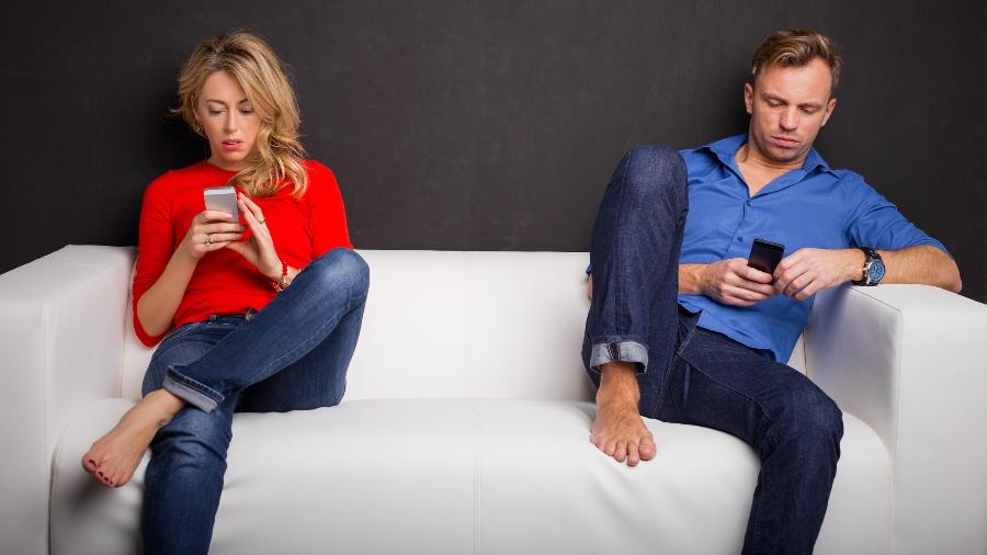 Segundo especialistas, esconder o celular é um dos sinais clássicos de traição Segundo especialistas, esconder o celular é um dos sinais clássicos de traição