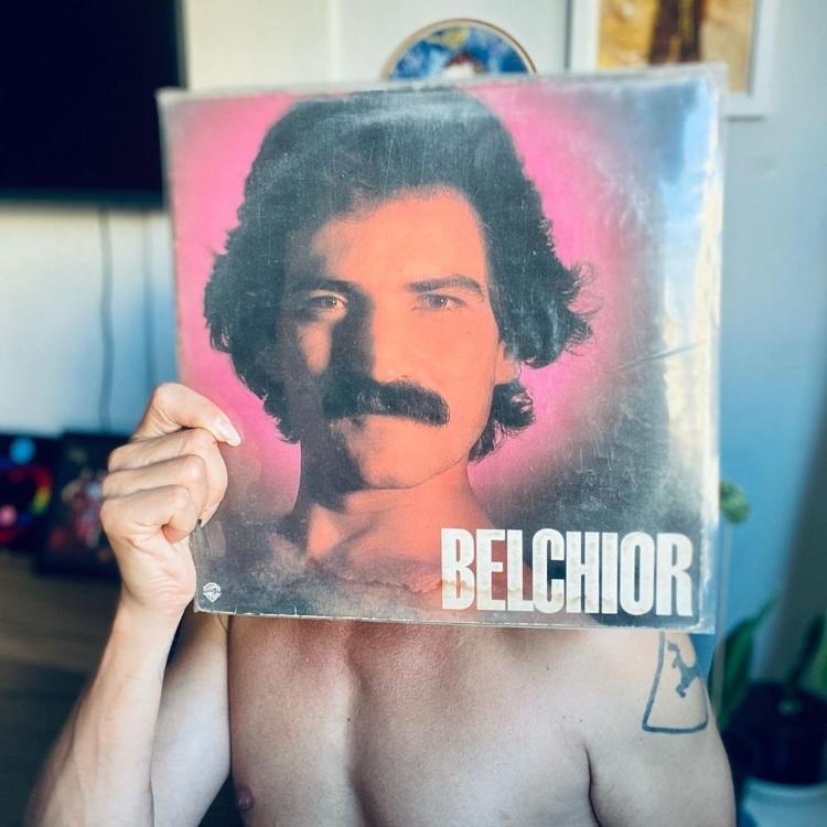 O ator Silvero Pereira com vinil de "Coração Selvagem", de Belchior O ator Silvero Pereira com vinil de "Coração Selvagem", de Belchior