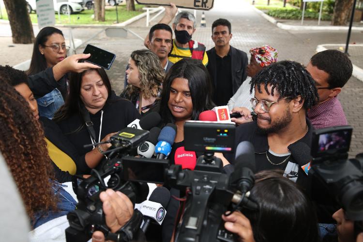 Filhos de MC Marcinho, Marcelly e Marcio Garcia, conversam com a imprensa no velório do pai 