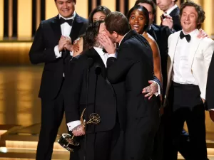 Beijo surpresa, mãe brava e emoção: Os melhores momentos do 75º Emmy 