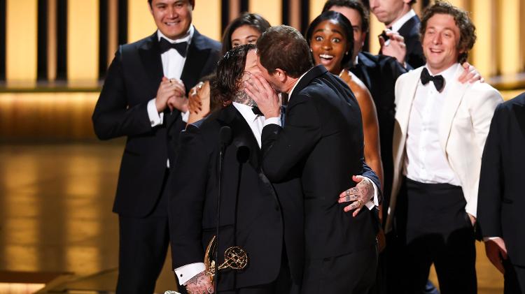 Matty Matheson e Ebon Moss-Bachrach se beijam no 75º Emmy Awards