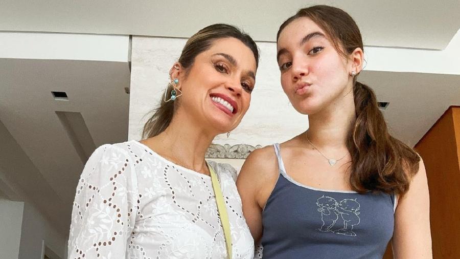 Flávia Alessandra e a filha, Olivia, treinam em academia