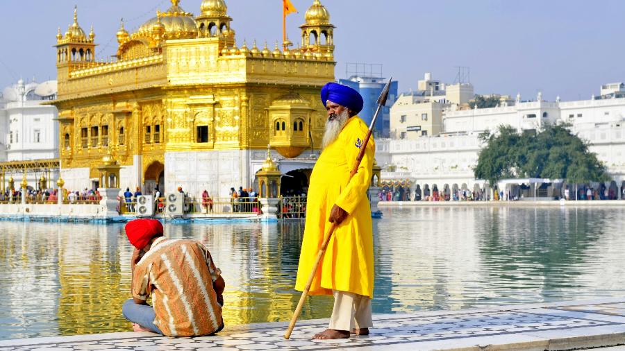 Em Amritsar, na Índia, o senso comum diz que, aqui, "ninguém dorme com fome"; ao fundo, o famoso Templo Dourado
