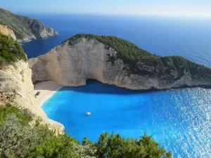 Não é só o mar azul-turquesa: naufrágio e máfia fazem a fama de praia grega