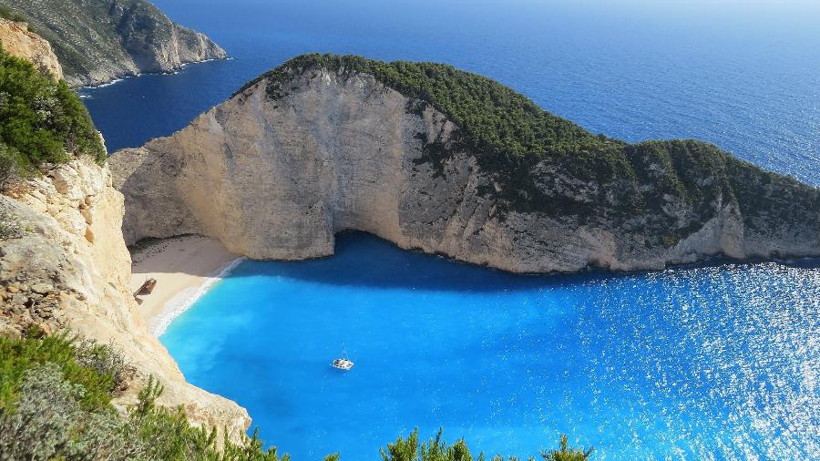 Praia de Navagio, também conhecida como "Praia do Naufrágio", na Grécia