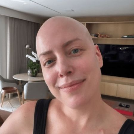 Fabiana Justus faz treino em casa durante tratamento contra câncer