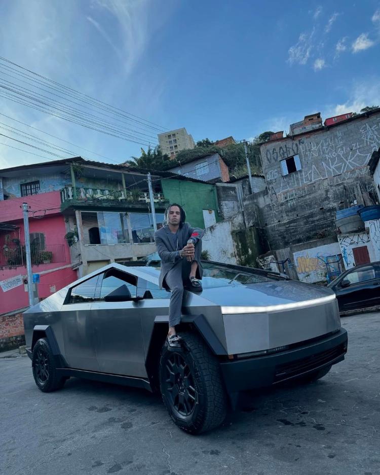 Funkeiro e influenciador digital Danielzinho Grau com o Tesla Cybertruck