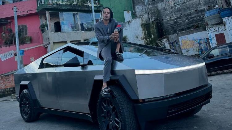 Influenciador Danielzinho Grau posa com Tesla Cybetruck no Morro do Macaco, em Cotia (SP)