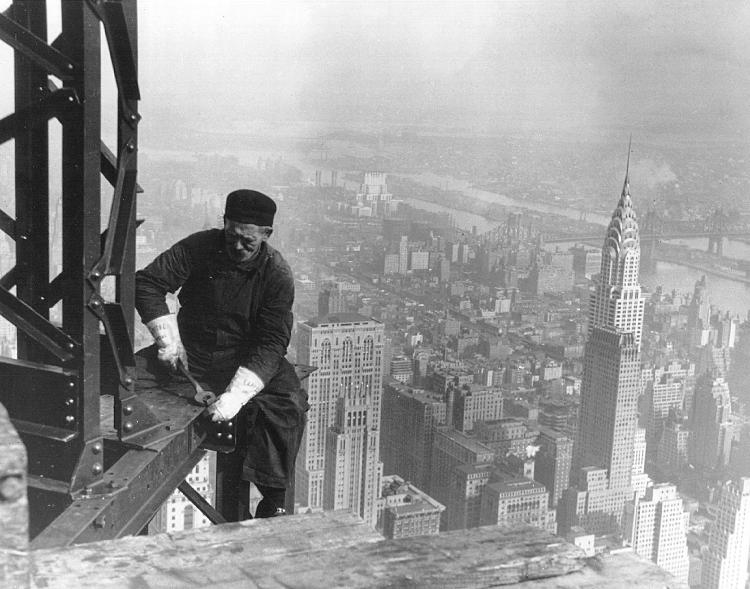 Construção do Empire State Building, por volta de 1930, com o Chrysler Building ao fundo