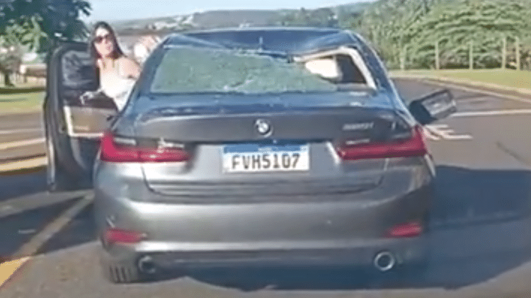 Empresária sai do carro logo após o acidente e demonstra surpresa com a situação inesperada