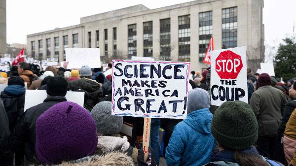 Cartaz de manifestantes em protesto contra cortes diz que a ciência faz os serem EUA grandes
