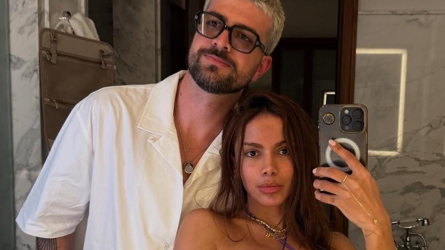 Anitta posa com o namorado, Ian Bortolanza, na Itália