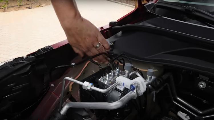 Cofre do motor do novo Honda HR-V 2026 também exibe partes sem pintura Cofre do motor do novo Honda HR-V 2026 também exibe partes sem pintura