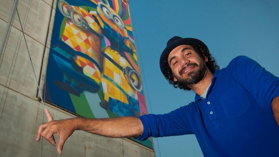 O artista plástico Eduardo Kobra produz painel dos "Minions" em prédio em Niterói, no Rio de Janeiro - Divulgação