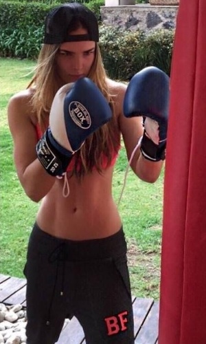 Para manter o corpo em forma, Belinda faz aulas de boxe