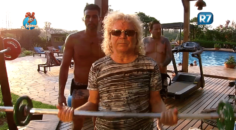 24.set.2015 - Ovelha aproveitou a tarde da quinta-feira para malhar com os peões - Reprodução/Record