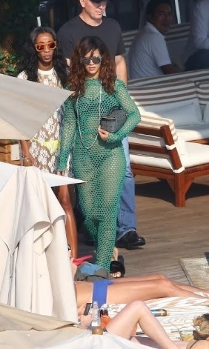 28.set.2015 - Rihanna deixa a piscina com o mesmo vestido verde transparente que usou para ir a uma churrascaria