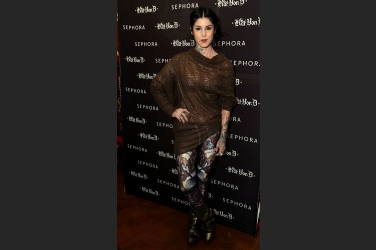 A tatuadora Kat Von D complementou sua blusa de malha soltinha com legging estampada. Para um visual mais equilibrado, as cores da estampa combinam com o top e com a bota metalizada - Getty Images