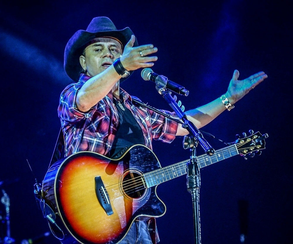 31.out.2015 - Chitãozinho durante show no festival Caldas Country Show, em Caldas Novas, Goiás - Francisco Cepeda/AGNews