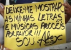 Professor artista leva cartaz na esperança de parceria com sertanejo - Renata Nogueira/UOL