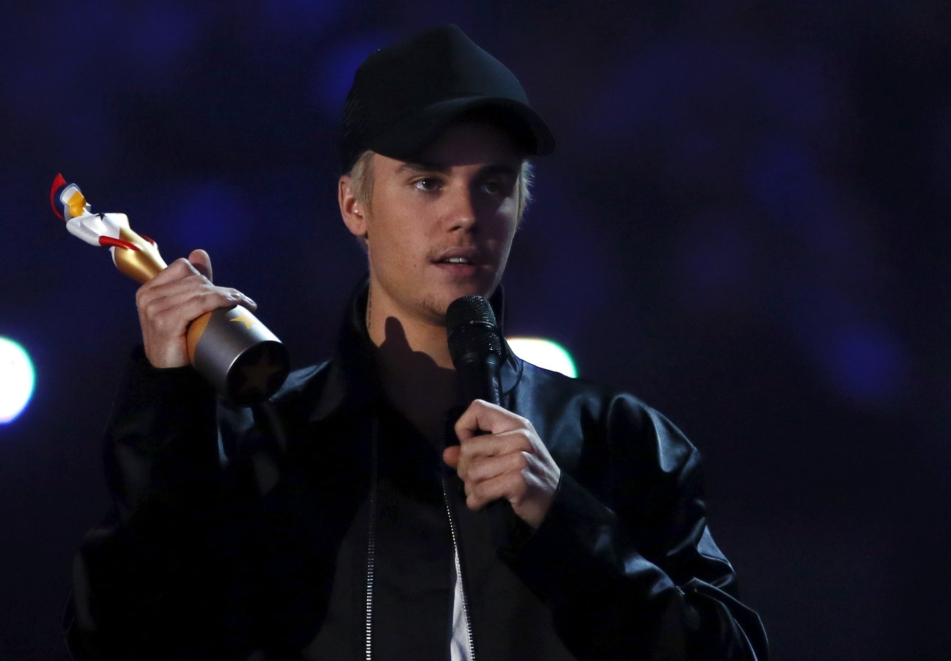 24.fev.2016 - Justin Bieber recebe o prêmio de melhor artista internacional masculino no Brit Awards, em Londres - Stefan Wermuth/Reuters