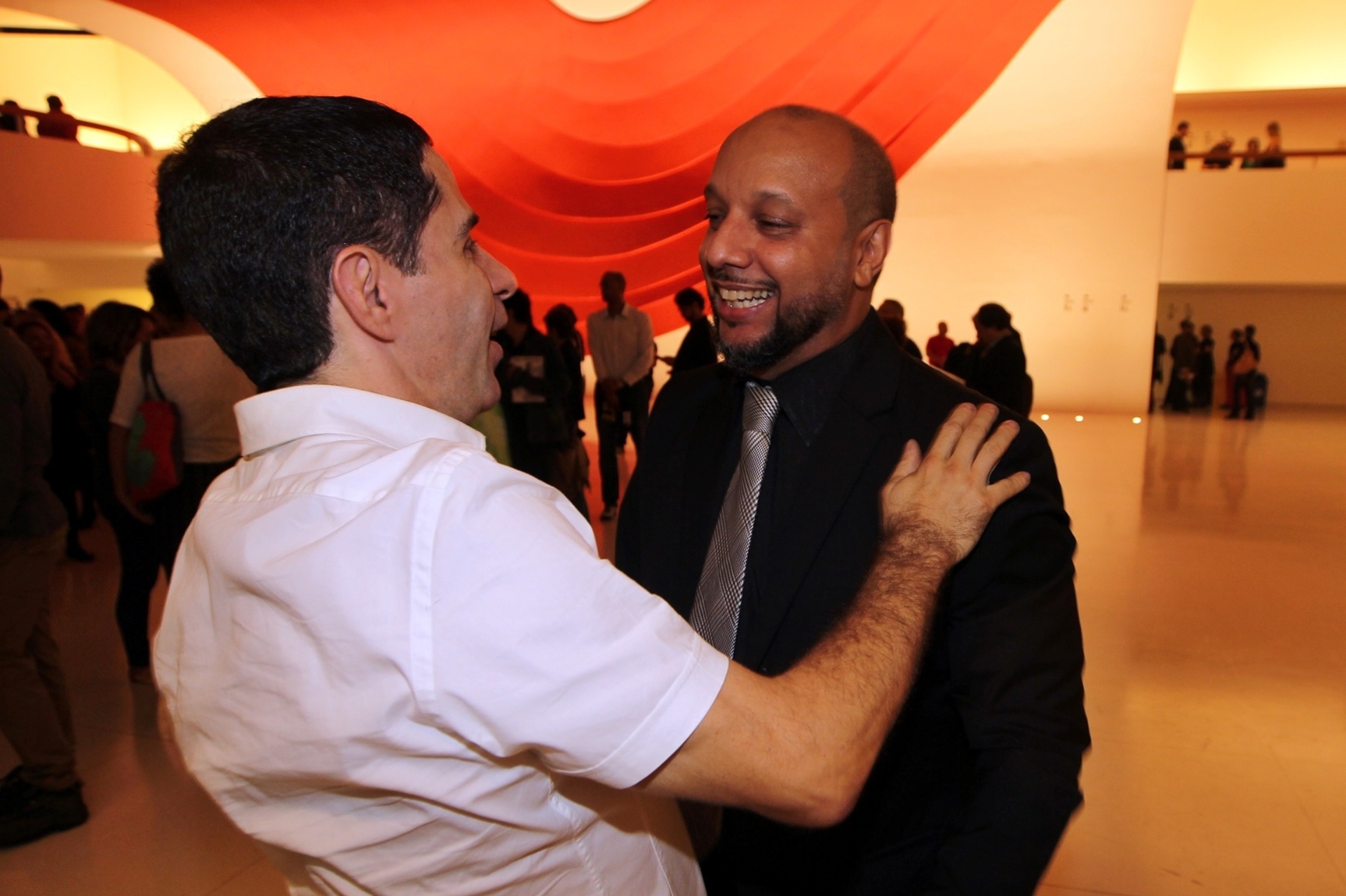 4.mar.2016 - Antonio Araújo, diretor artístico da 3ª MITsp, conversa com o ator Eugênio Lima - Sergio Castro